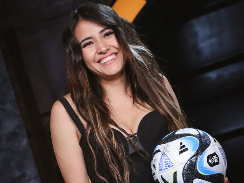 Mercedes Roa x Stake